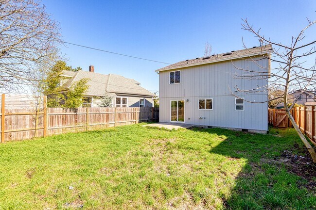 Building Photo - 5649 SE 83rd Ave