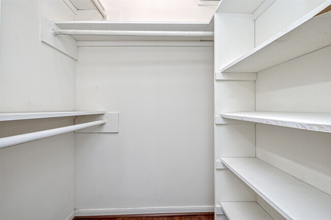 Building Photo - 10725 Boardwalk St