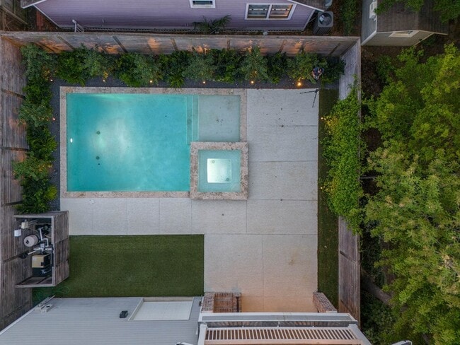 Building Photo - 808 Merrill St