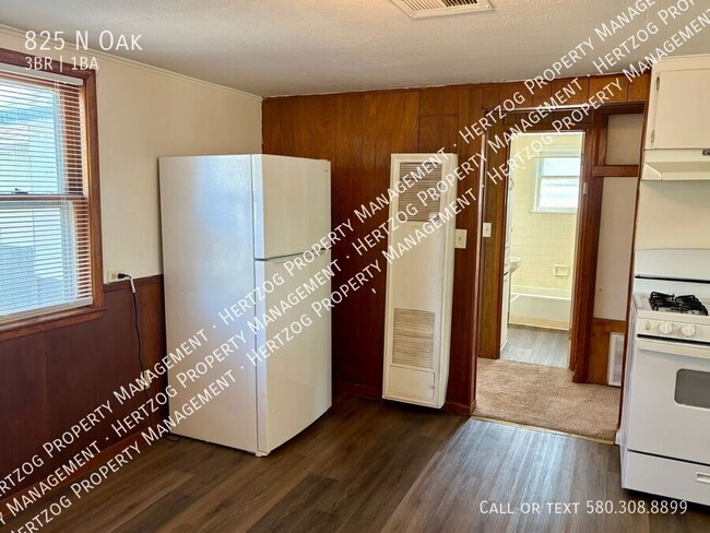 Building Photo - 825 N Oak-