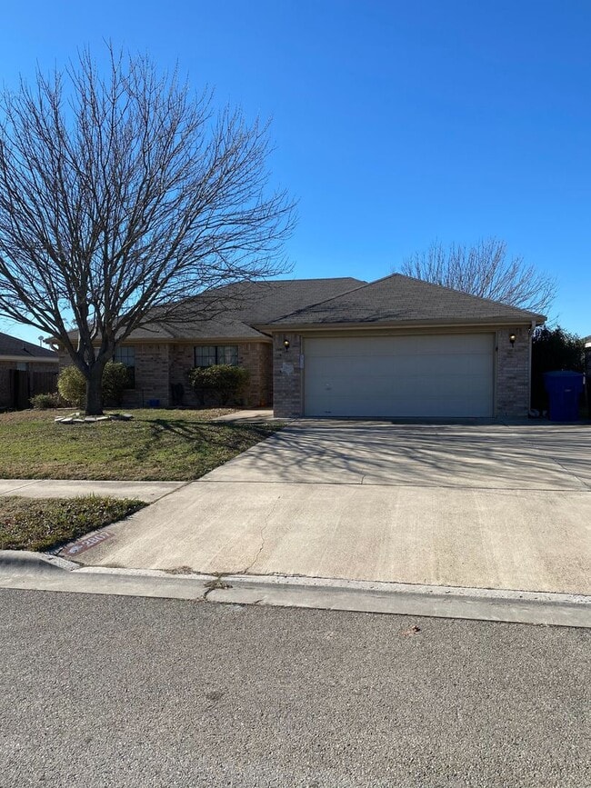 Primary Photo - GORGEOUS 3 BED/ 2 BATH HOME IN HOUSE CREEK...