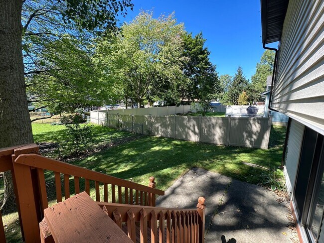 Building Photo - Single Family Home - Three Bedroom Tri-level!