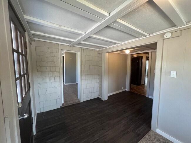 Building Photo - AVAILABLE JUNE - 3 Bed 1 Bath w/ Great View