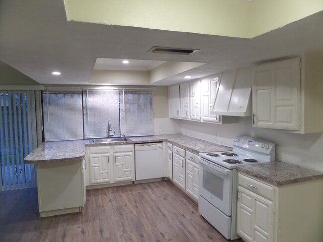 Building Photo - 14611 Leacrest Dr