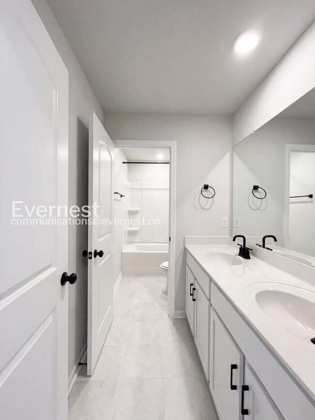 Building Photo - 4 Bed/3 Bath Home with Fenced Yard / Pet-Friendly / Available Now!