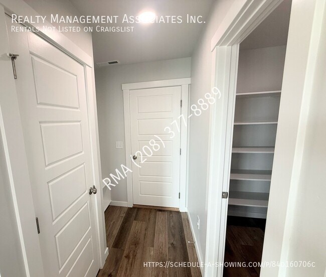Building Photo - 3781 W La Brea Dr