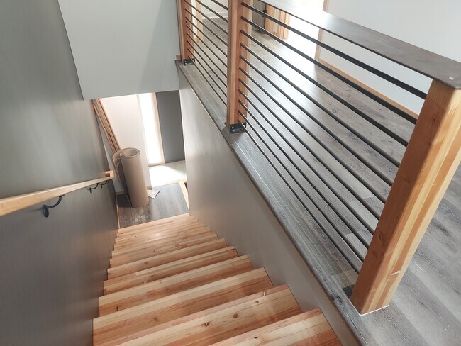 Building Photo - 608 E 7th Ave