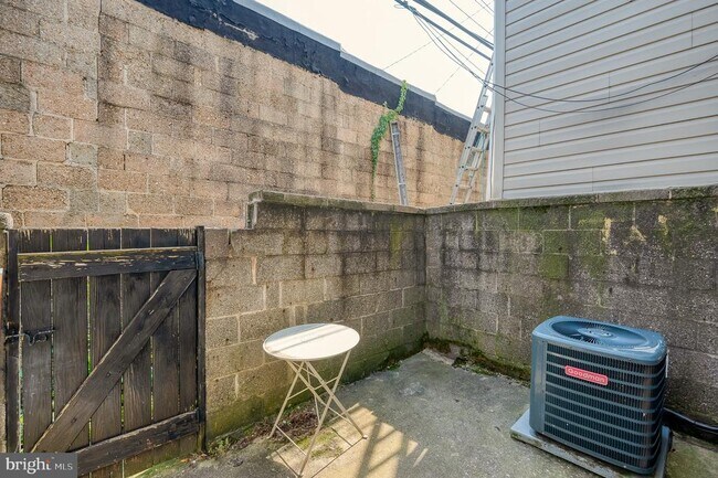 Building Photo - 917 Baylis St