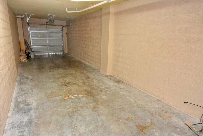 Building Photo - 110 SW Peacock Blvd