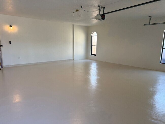 Building Photo - 1402 E Big Rock Rd
