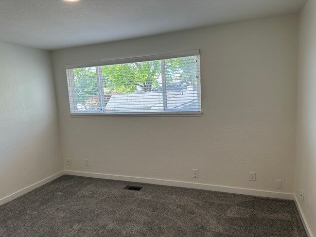 Building Photo - Beautifully updated 3 bedroom 1.5 bath dup...