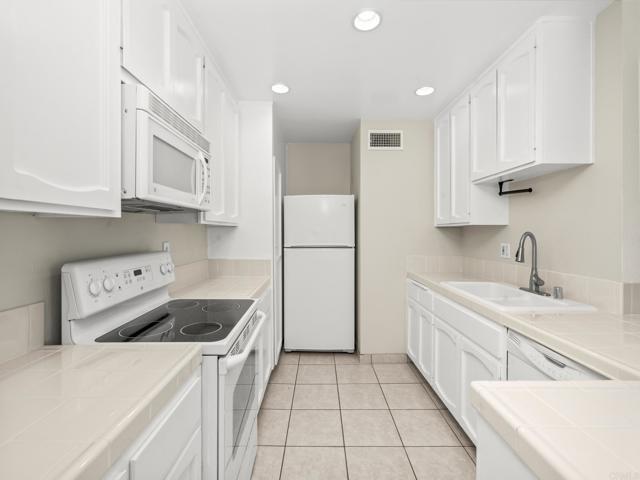 Building Photo - 2639 Pirineos Way