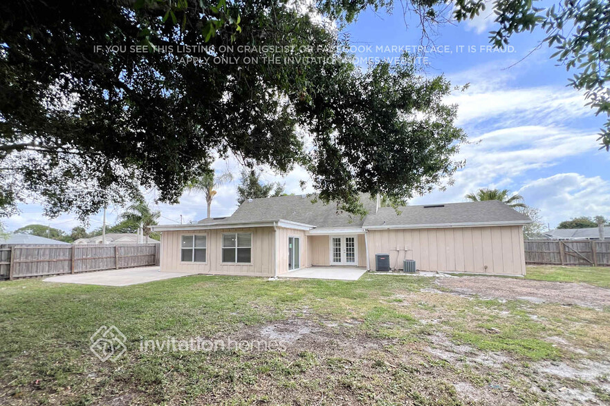 Building Photo - 514 NW Floresta Dr