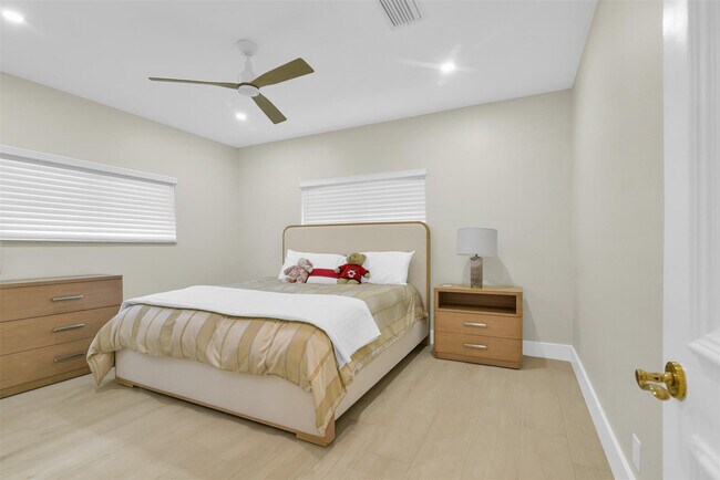 Building Photo - 319 S Riverside Dr