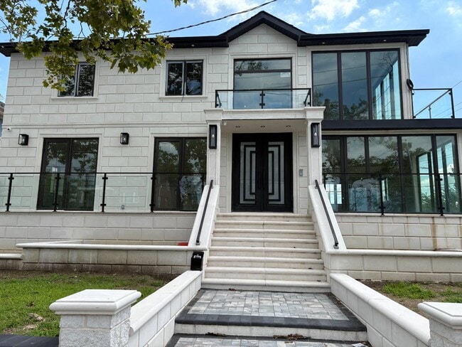 Primary Photo - 162-53 95th St