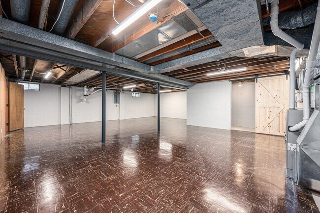 Building Photo - 912 Dwillard Dr