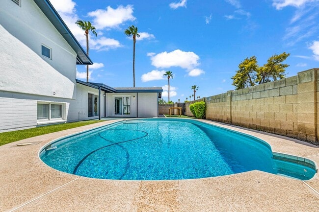 Building Photo - 6 bed/ 3.5 bath