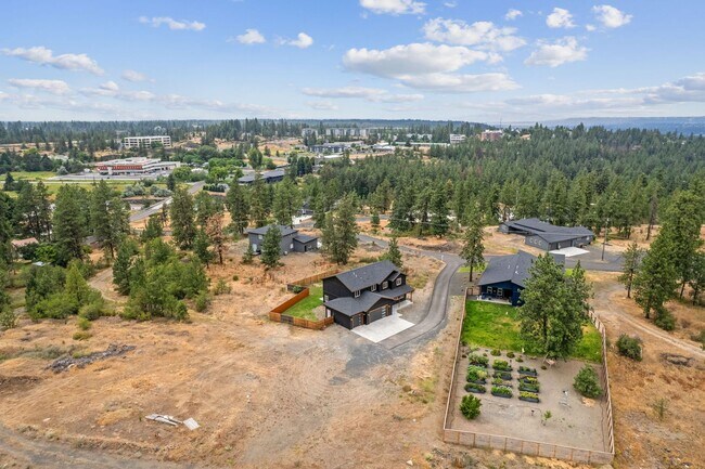 Building Photo - Gorgeous Grandview 5 Bedroom 3 Bath Luxury...