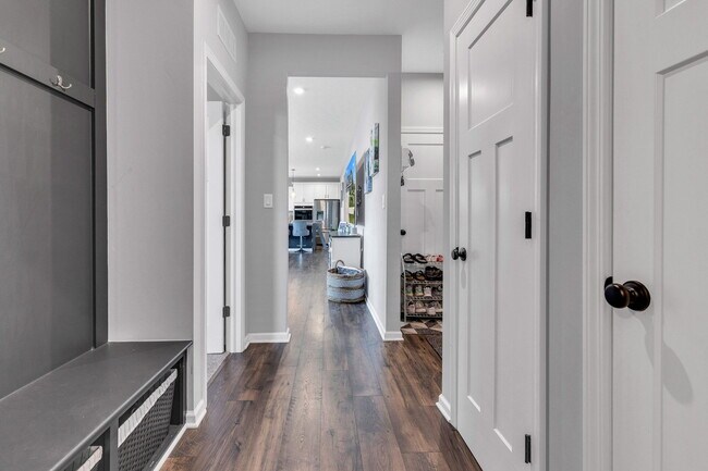 Building Photo - 15611 W Rail Dr