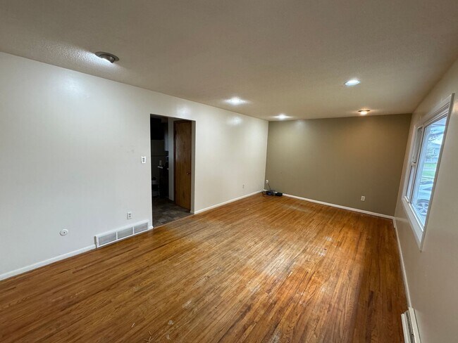 Building Photo - Beautiful Home