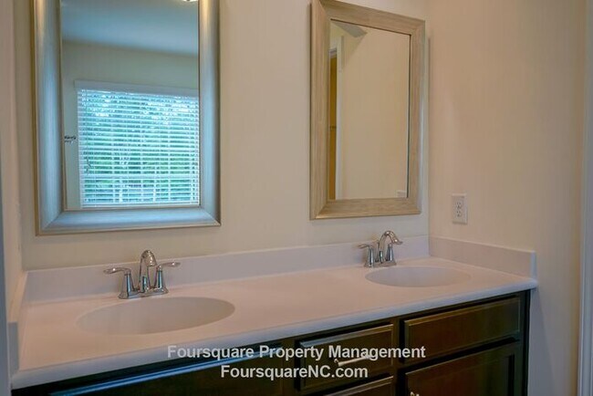 Building Photo - Spacious Single-Family Home with 1st Floor Office, Loft & Fenced Backyard , Includes Washer/Dryer