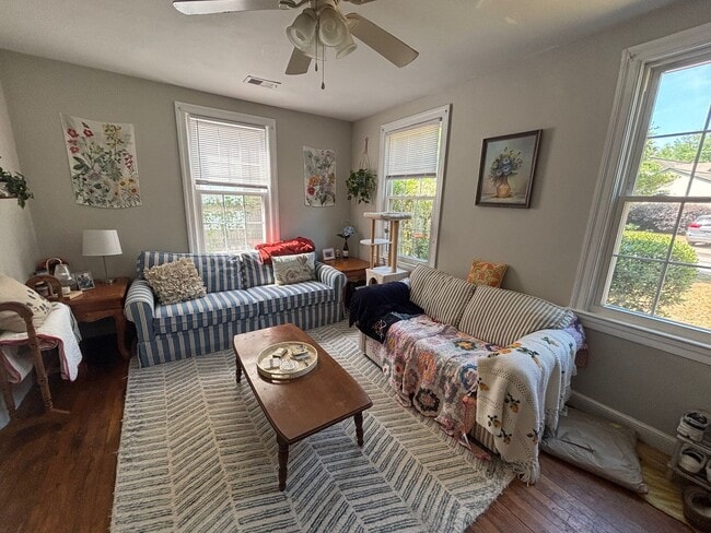 Building Photo - Rosewood Cutie