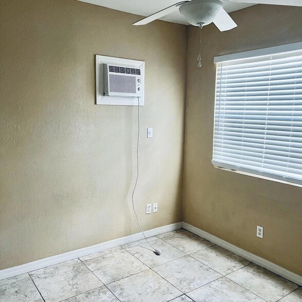 Building Photo - 3107 SE Card Terrace