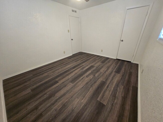 Building Photo - Spacious Home, Pets welcome
