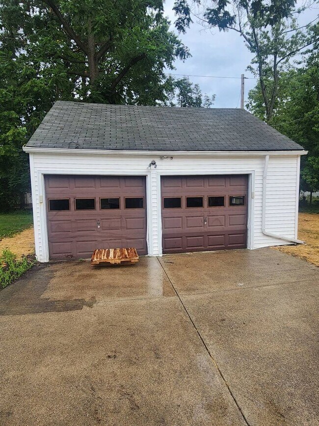 Building Photo - Move-In Special: Save $300 on This Charmin...