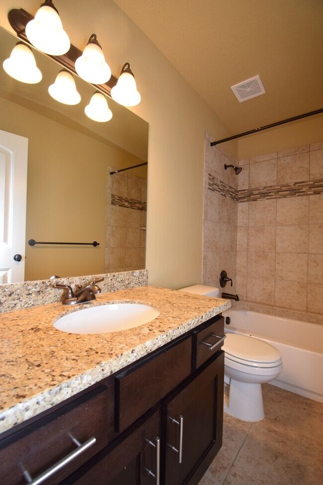 Building Photo - Great 3 Bed 2.5 Bath Townhome in Great Location!!!