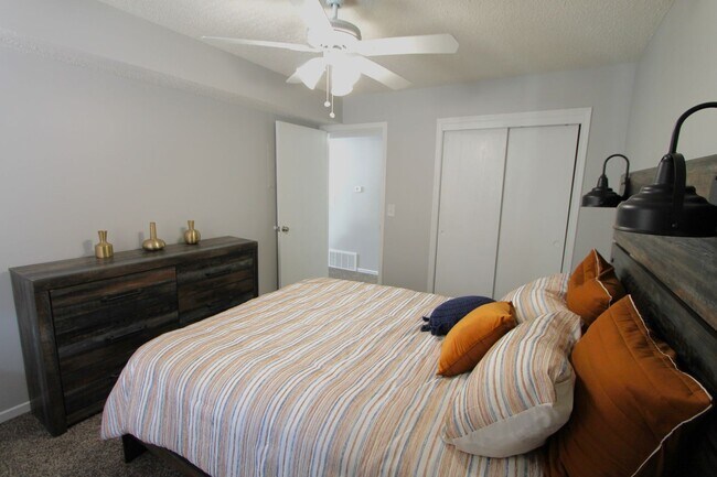 Building Photo - Large one bedroom with amazing vaulted ceilings and a balcony!  Check us out today!