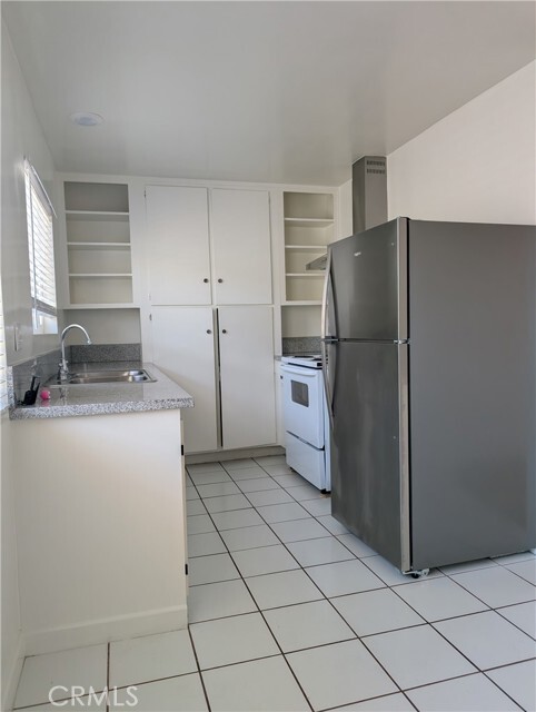 Building Photo - 665 W Altadena Dr