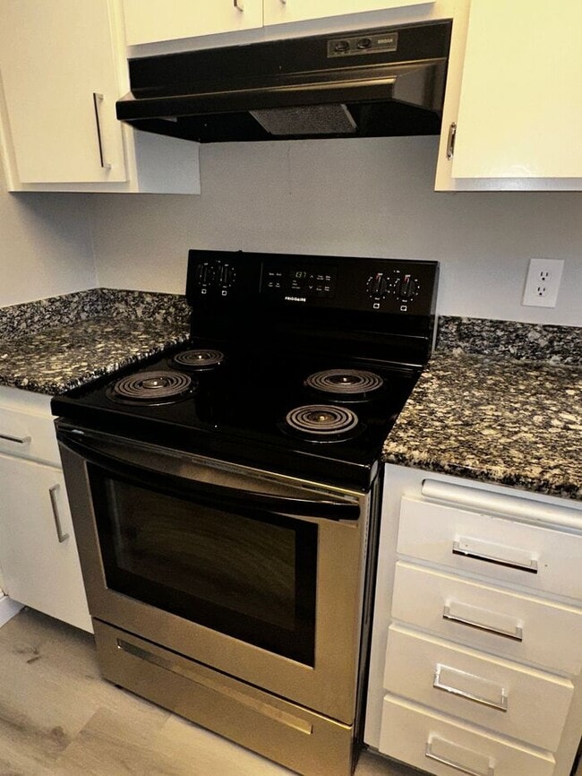 Building Photo - Charming 2-Bedroom Condo with Fireplace & ...