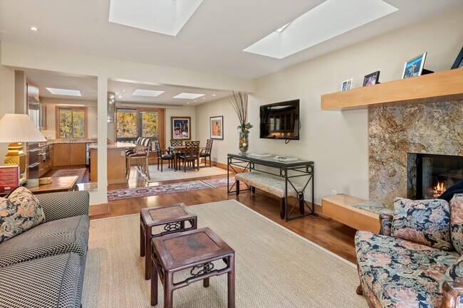 Building Photo - 1020 E Hopkins Ave