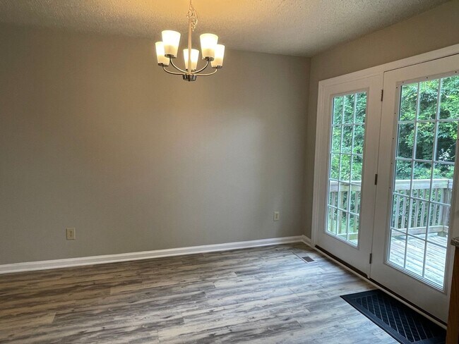 Building Photo - SW Updated Home - Wood Laminate Flooring, Front Porch & Deck!