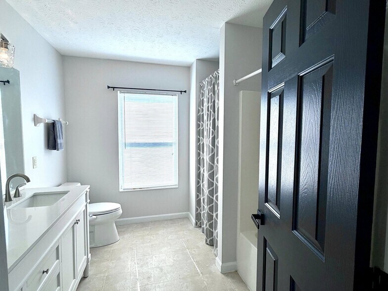 Primary bath with extra storage space, tub/shower combo - 1200 Bugle Bluff Ct