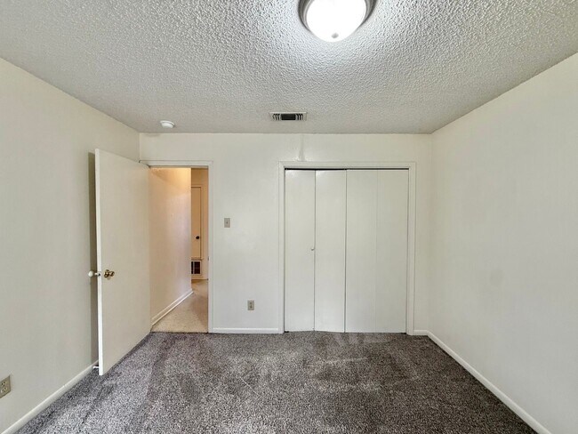 Building Photo - Available! 2 Bedroom 1 Bath Close to Everything! Longview, TX!