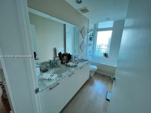 Building Photo - 950 Brickell Bay Dr