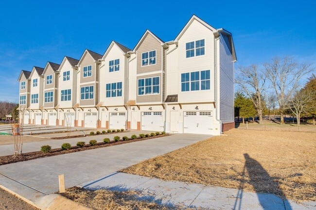 Building Photo - Townhome For Lease