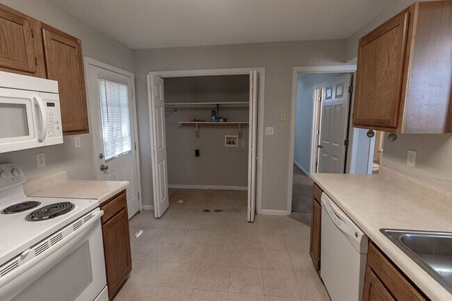 Building Photo - 5567-5569 Pinehurst Ln.