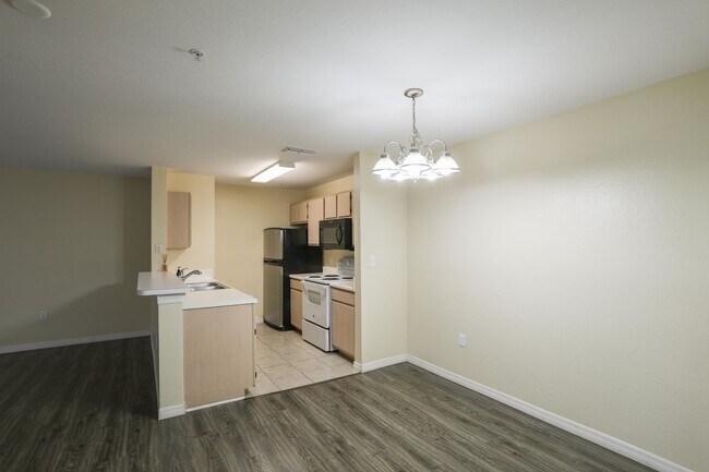Building Photo - 5451 Vineland Rd