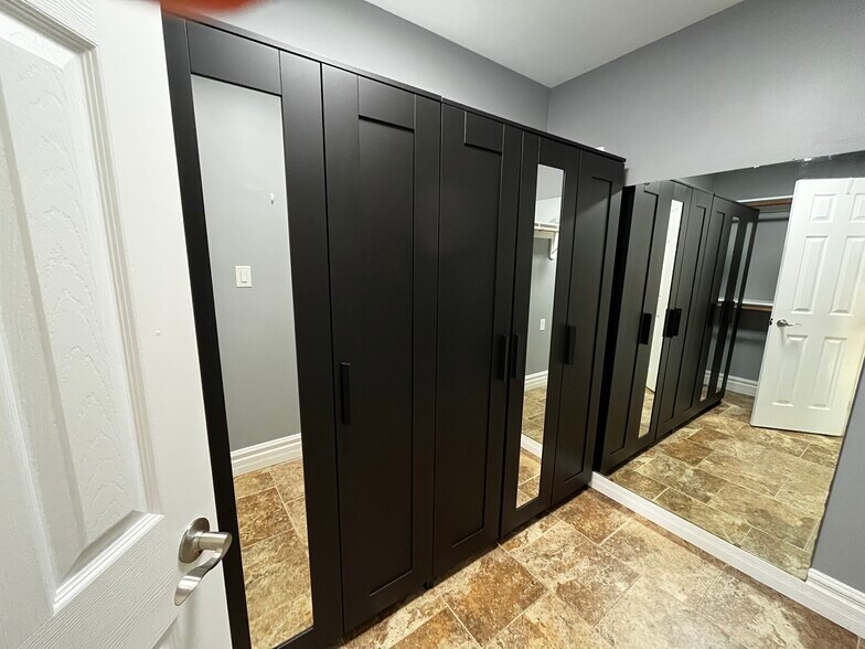 Building Photo - 9240 Crossing Dr