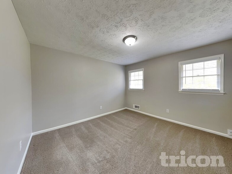 Building Photo - 425 Monivea Ln