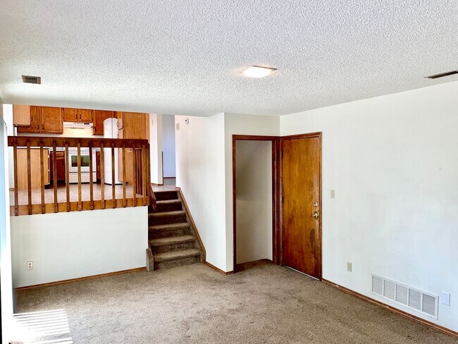 Building Photo - 3 Bedroom Home Right Off the Powers Corrid...