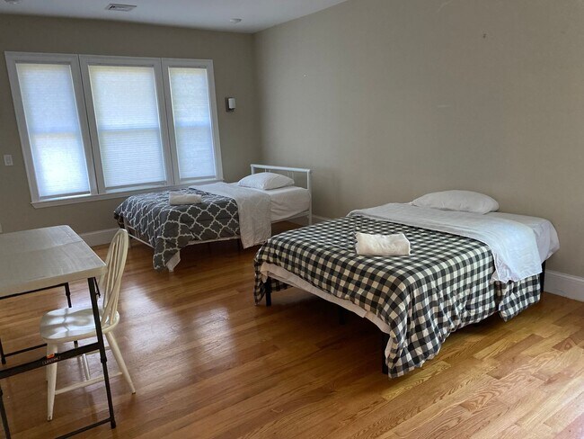 Building Photo - Brighton 7 Bed / 7 Bath – Massive Unit – Central A/C – No Fee – 8/15