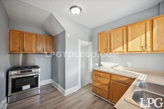 Building Photo - 1012 Idaho St