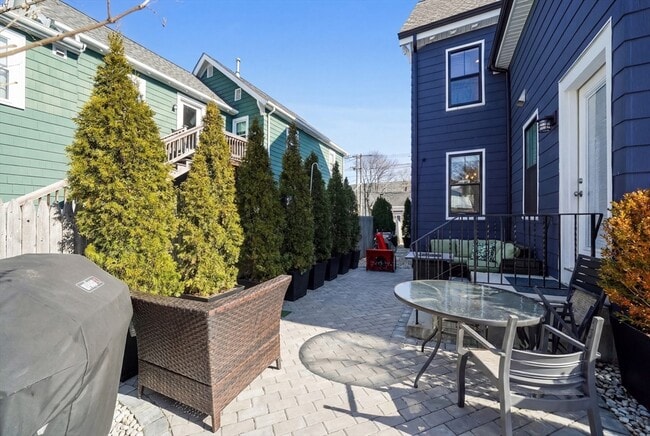 Building Photo - 814 Main St