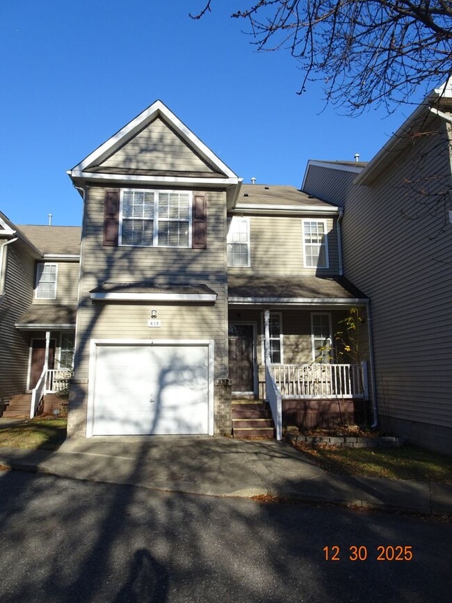 Building Photo - 3 Bedrooms, 2.5 Bathrooms Waterfront Townhouse