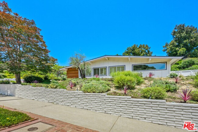 Building Photo - 1190 Bienveneda Ave