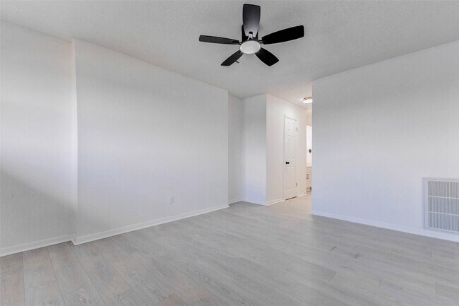 Building Photo - 2135 Casa Rio Cir